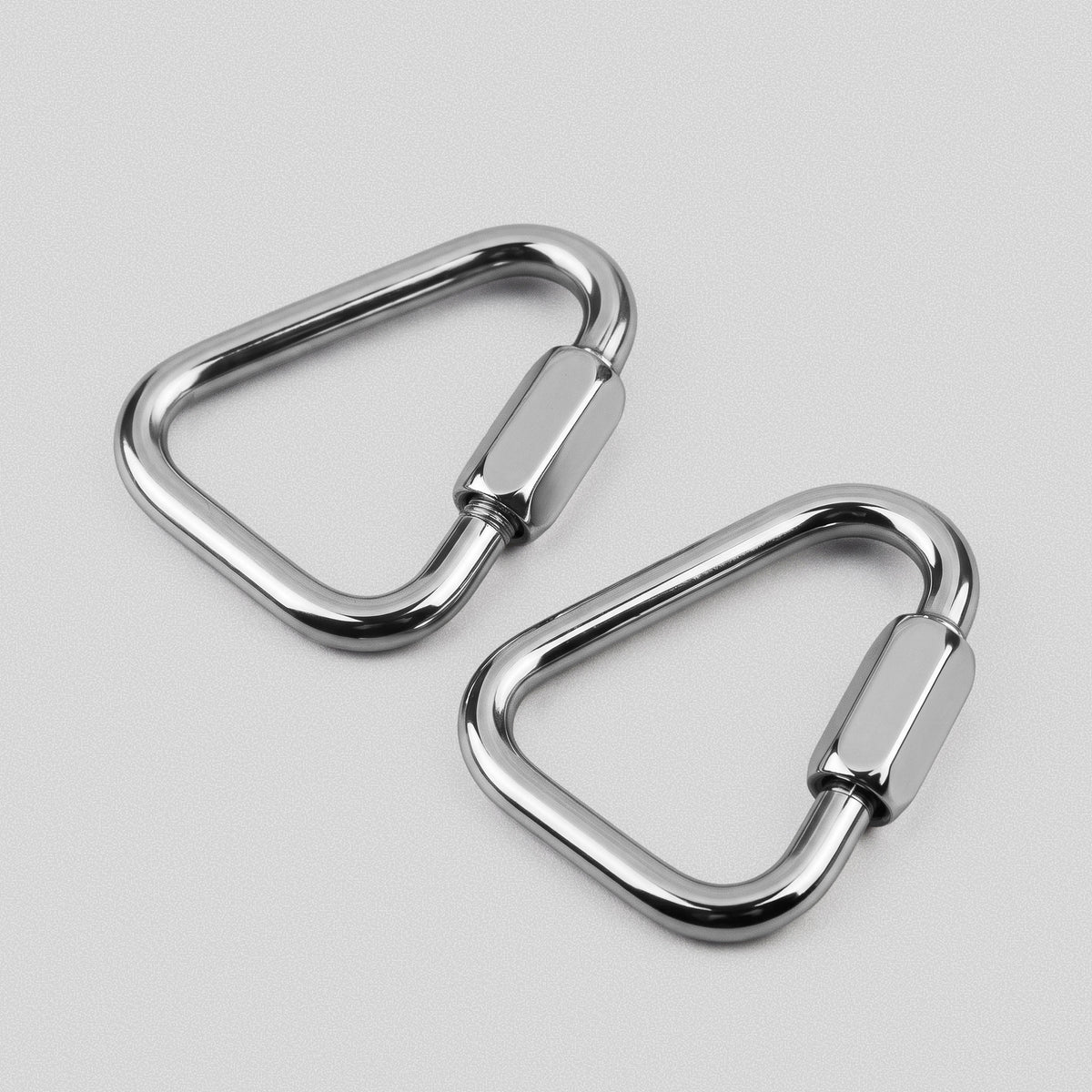 HomeProGym Power Band Carabiners: two triangular steel quick links with screw-gate sleeves.